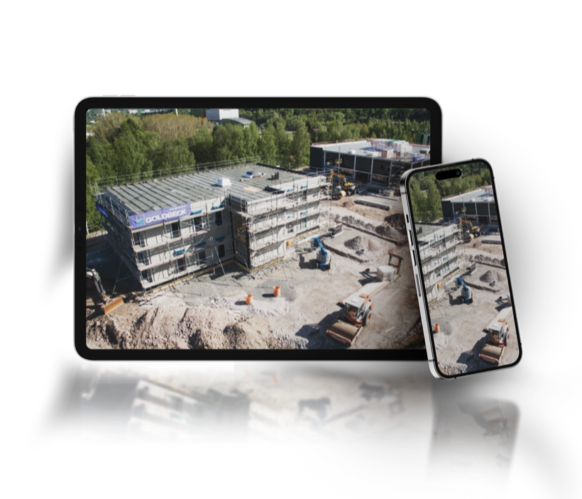 Tablet und Smartphone zeigen dasselbe Live-Bild einer Baustelle.