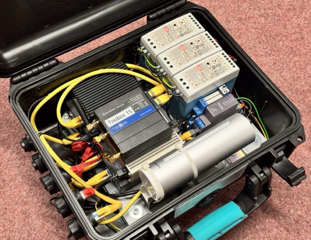 Die geöffnete TRIOBOX von innen: Stromversorgung, Datentechnik und Anschlüsse.