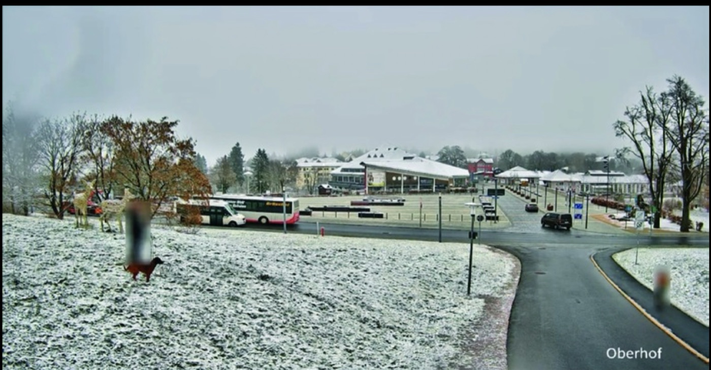 Öffentliches Live-Bild einer Kommune im Winter; einzelne Personen im Bild sind automatisch verpixelt.